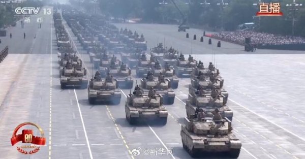 天牛宝配资 新华社快讯：地面突击方队驶过天安门广场。陆军地面突击力量新一代装甲装备100坦克、100支援战车亮相。