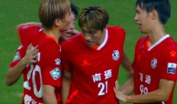 金控配资· 6万球迷见证！苏超联赛冠军诞生：泰州点球4-3击败南通，一黑到底